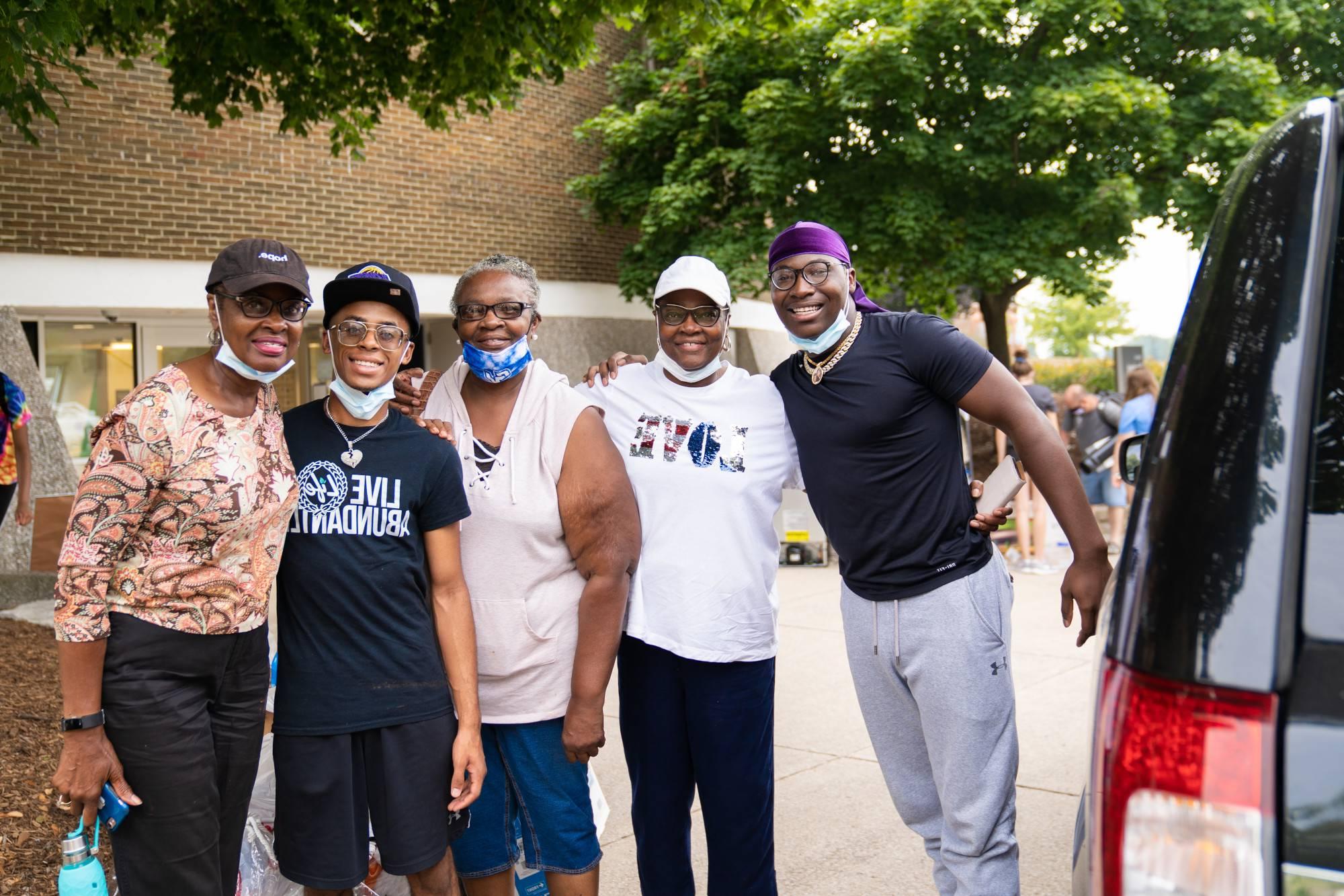 parents, supporters and student during move in